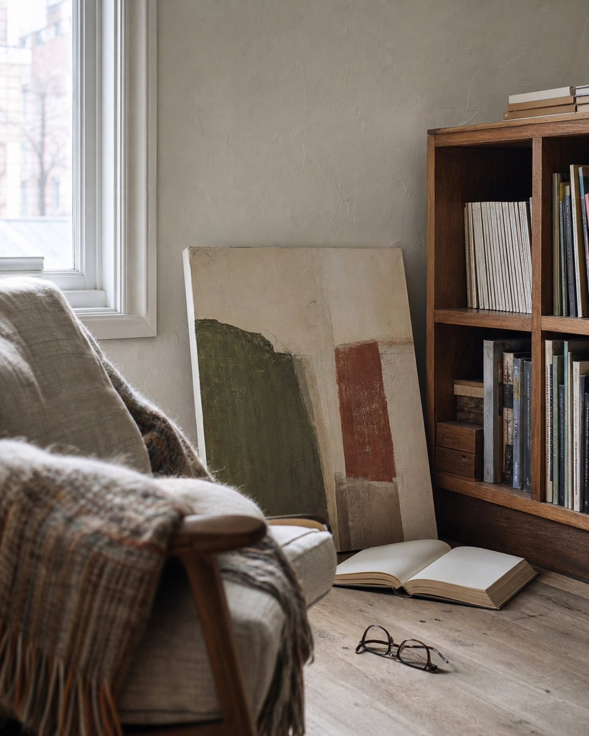 Editorial visualization / Redaktionelle Visualisierung: A quiet reading corner with an abstract painting, books, and personal objects.